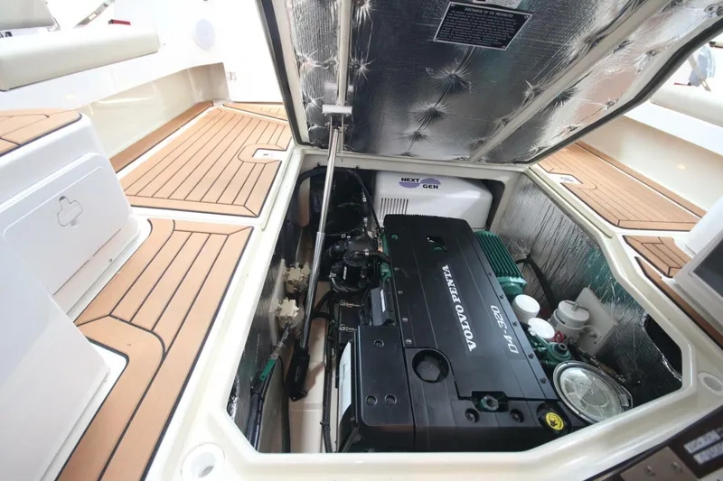 Slide: The Image of Ranger Tug R-31 Command Bridge Luxury Edition 2026 - 5623714