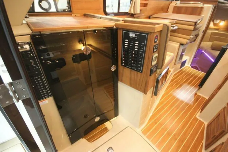 Slide: The Image of Ranger Tug R-31 Command Bridge Luxury Edition 2026 - 5623838