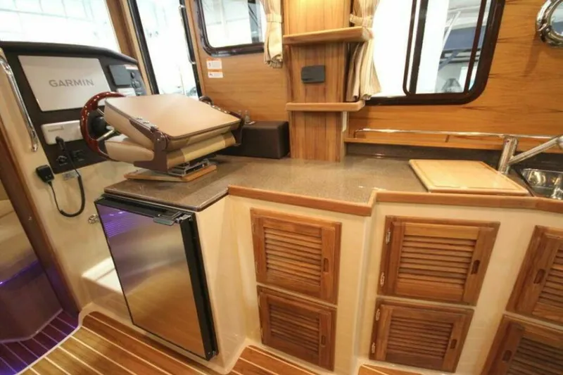 Slide: The Image of Ranger Tug R-31 Command Bridge Luxury Edition 2026 - 5623853