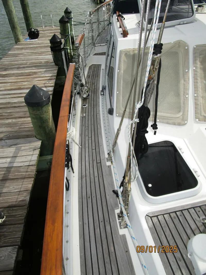 Slide: The Image of 40' Nauticat starboard side deck2 - 5626072