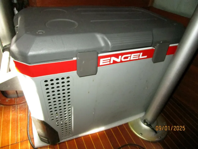 Slide: The Image of 40' Nauticat portable Engle freezer - 5626054