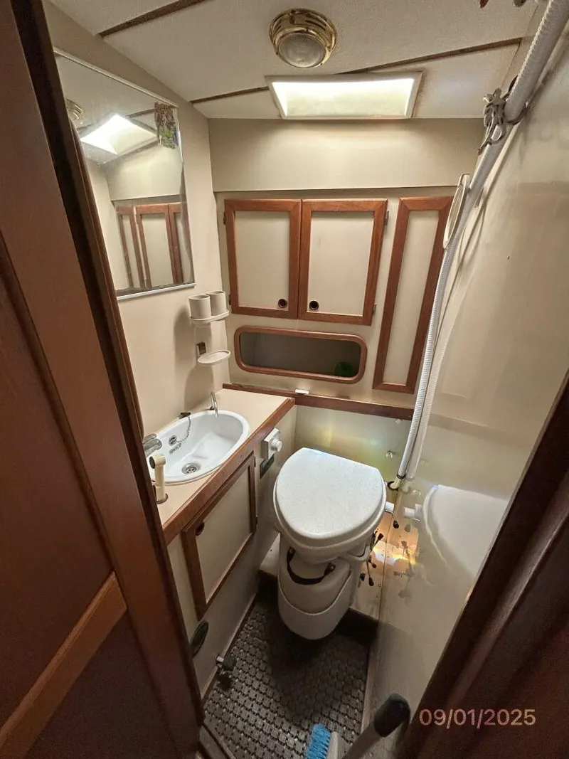 Slide: The Image of 40' Nauticat guest head - 5626024