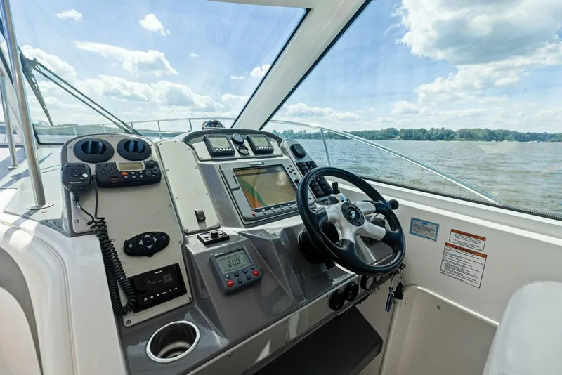 Slide: The Image of 2007 Cruisers 390 Express Cruiser 'Bay Burns' Helm - 5626694