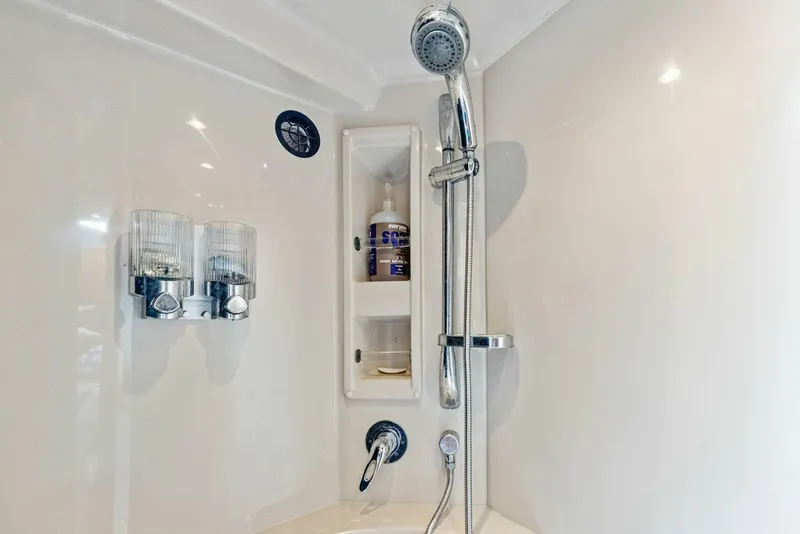 Slide: The Image of 2007 Cruisers 390 Express Cruiser 'Bay Burns' - 5626723