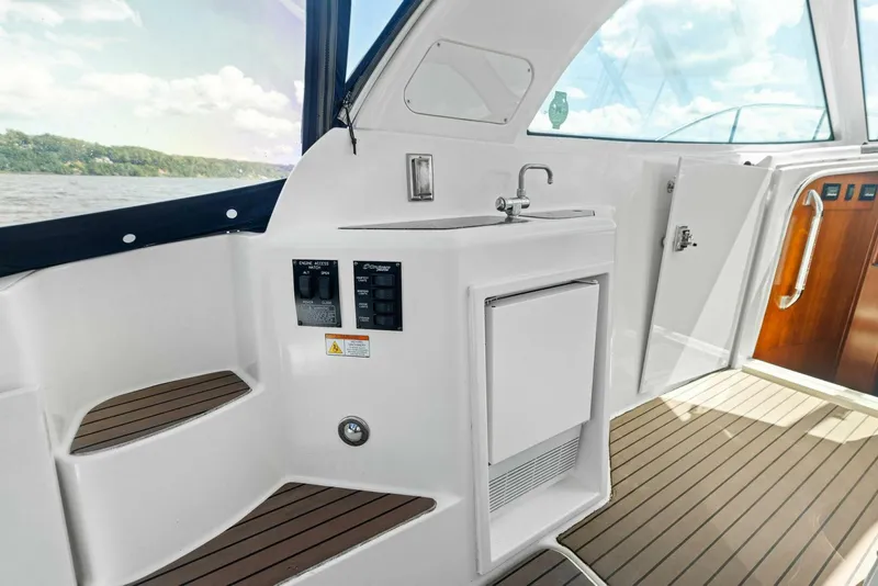 Slide: The Image of 2007 Cruisers 390 Express Cruiser 'Bay Burns' - 5626707