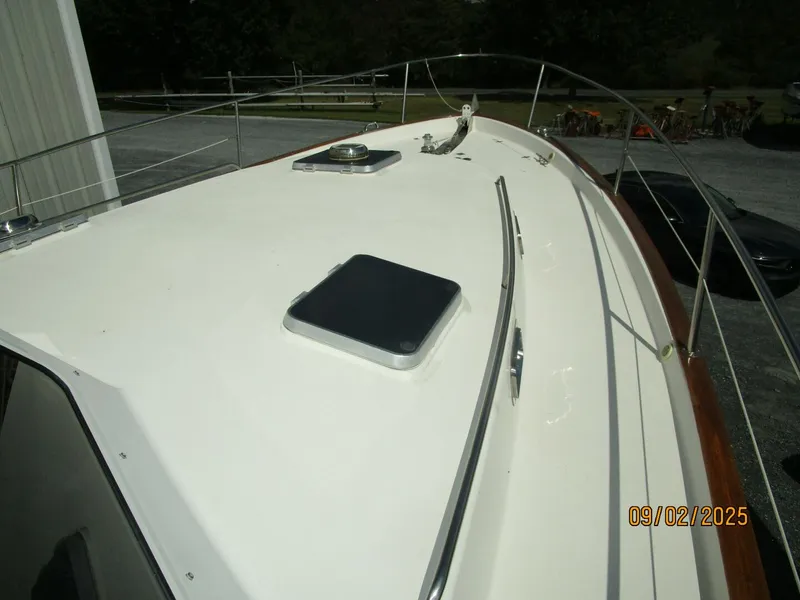 Slide: The Image of 40' Legacy foredeck2 - 5629574