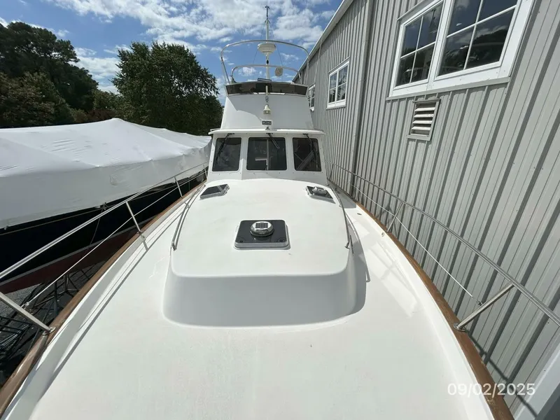 Slide: The Image of 40' Legacy foredeck aft - 5629569