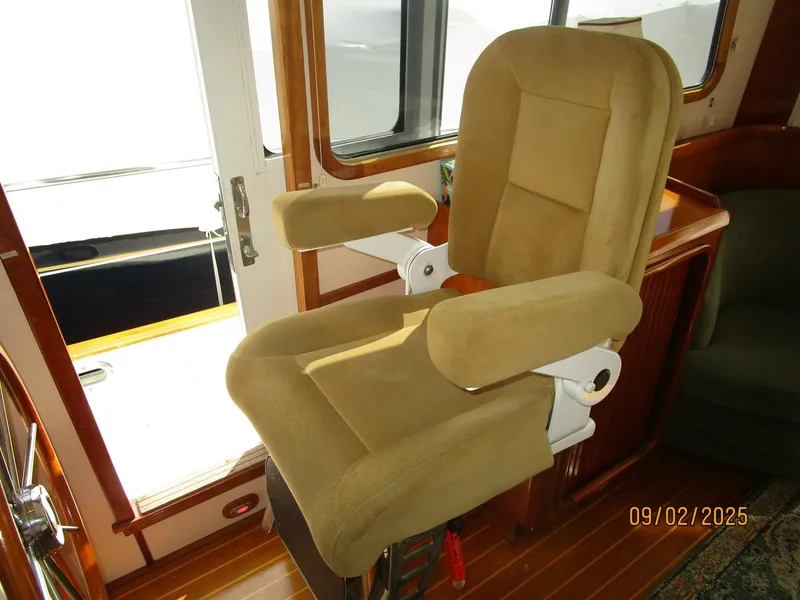 Slide: The Image of 40' Legacy lower helm helmseat - 5629618