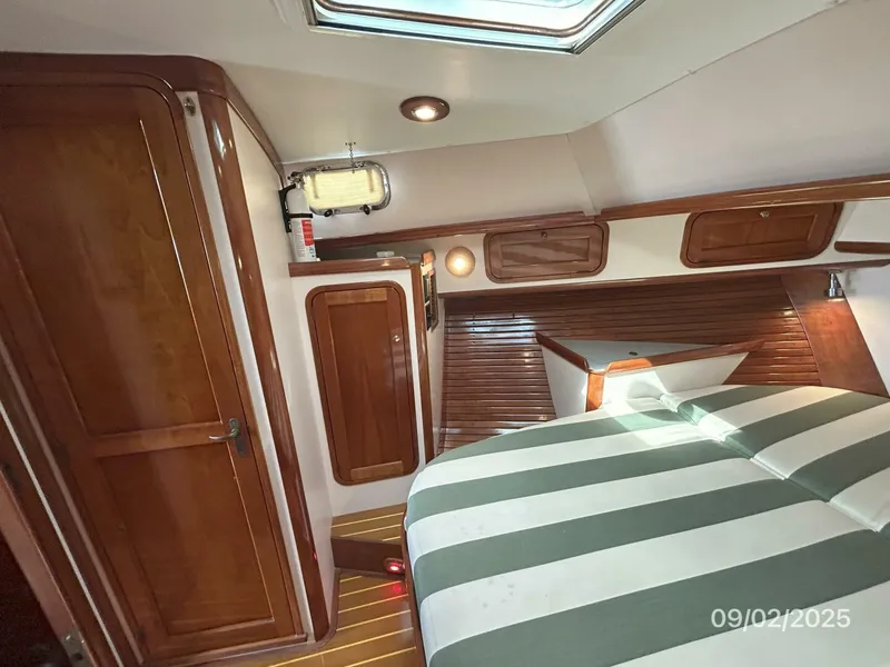 Slide: The Image of 40' Legacy master stateroom port - 5629722