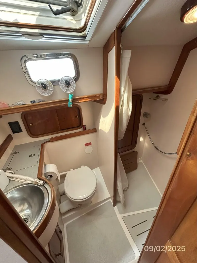 Slide: The Image of 40' Legacy head-shower - 5629595