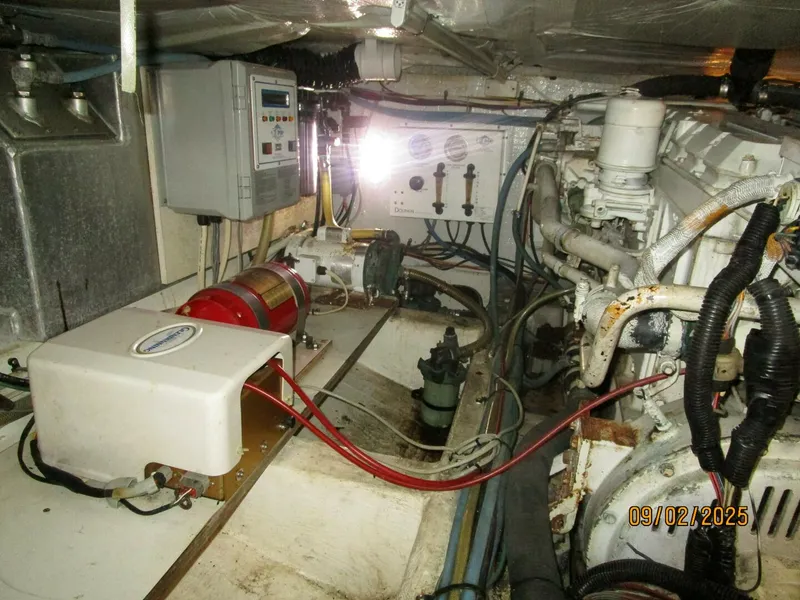 Slide: The Image of 40' Legacy engine room port forward - 5629554