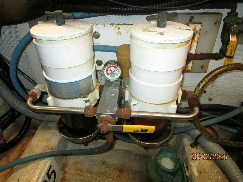 Slide: The Image of 40' Legacy main engine Racor fuel filters - 5629755