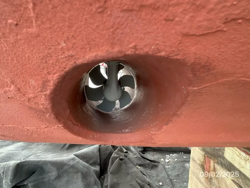 Slide: The Image of 40' Legacy bowthruster - 5629540