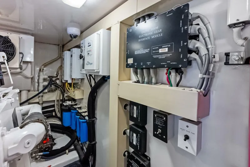 Slide: The Image of 2006 Viking 68 Enclosed Bridge - 5636861