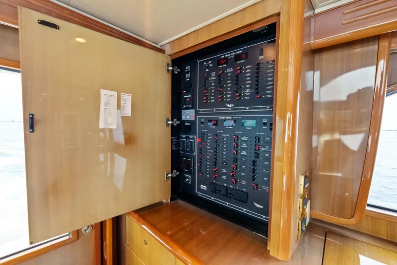 Slide: The Image of 2006 Viking 68 Enclosed Bridge - 5636742