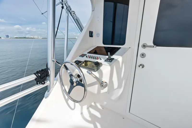 Slide: The Image of 2006 Viking 68 Enclosed Bridge - 5636733