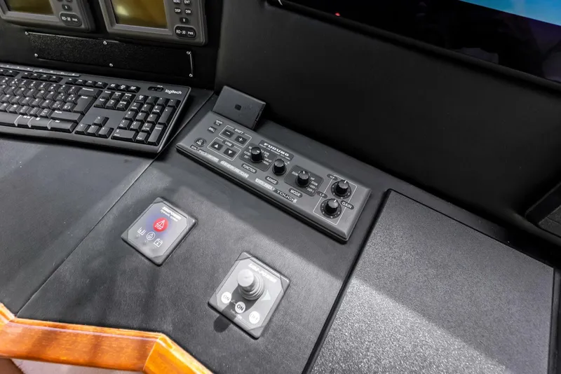 Slide: The Image of 2006 Viking 68 Enclosed Bridge - 5636811