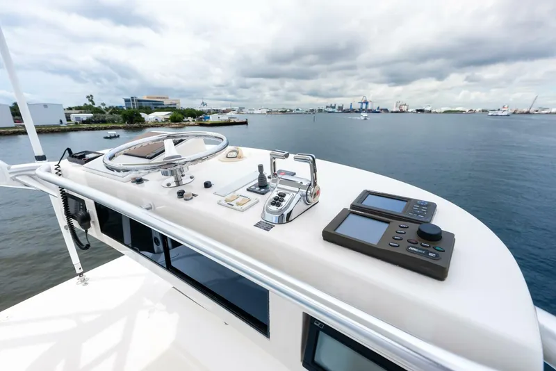 Slide: The Image of 2006 Viking 68 Enclosed Bridge - 5636823