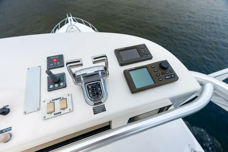 Slide: The Image of 2006 Viking 68 Enclosed Bridge - 5636827