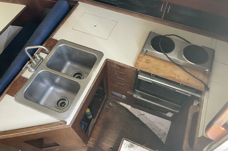 Slide: The Image of Hunter 34 1984 - 5638511