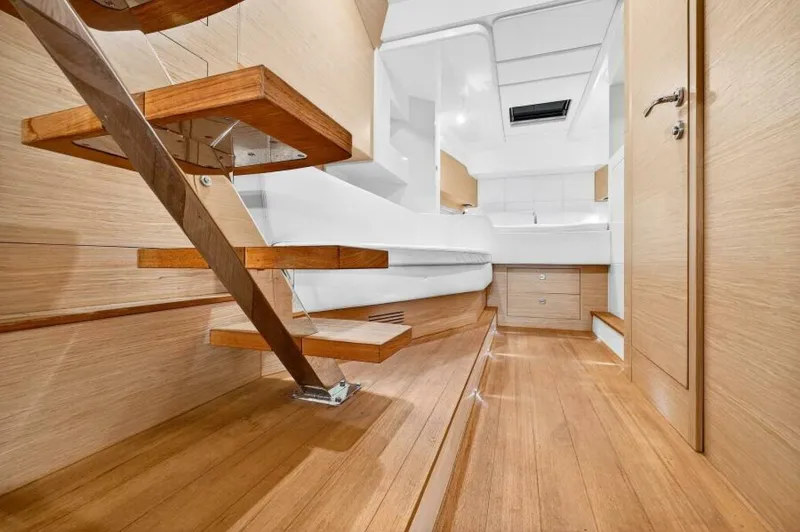 Slide: The Image of Sacs Rebel 47 2021 - 5639728