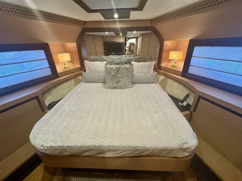 Slide: The Image of Pershing 72 Uptown Girl- Master Stateroom 2008 Pershing Uptown Girl - 5641713