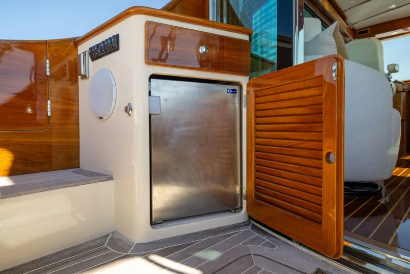 Slide: The Image of 48 ft Hinckley  2014 Talaria 48 Flybridge - 5640267