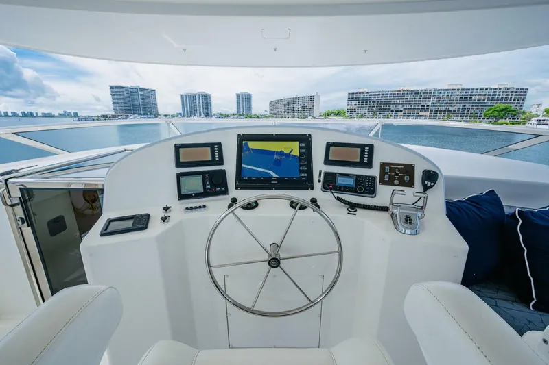 Slide: The Image of WESTPORT 112 LILA CUY Flybridge Helm - 5647668