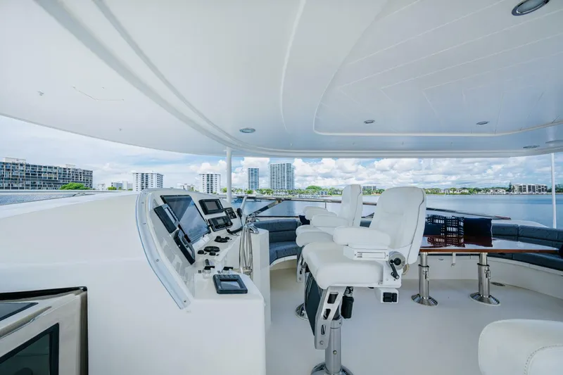 Slide: The Image of WESTPORT 112 LILA CUY Flybridge Helm - 5647678