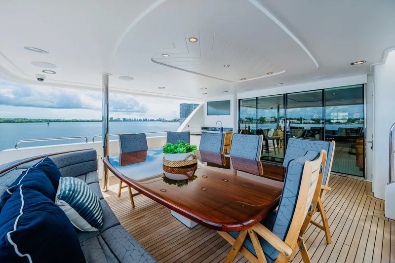 Slide: The Image of WESTPORT 112 LILA CUY Cockpit - Dining - 5648876