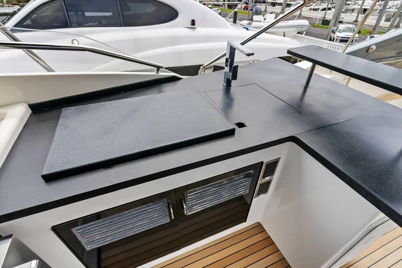 Slide: The Image of 2004 Ferretti 94 Motor Yacht - 5660510