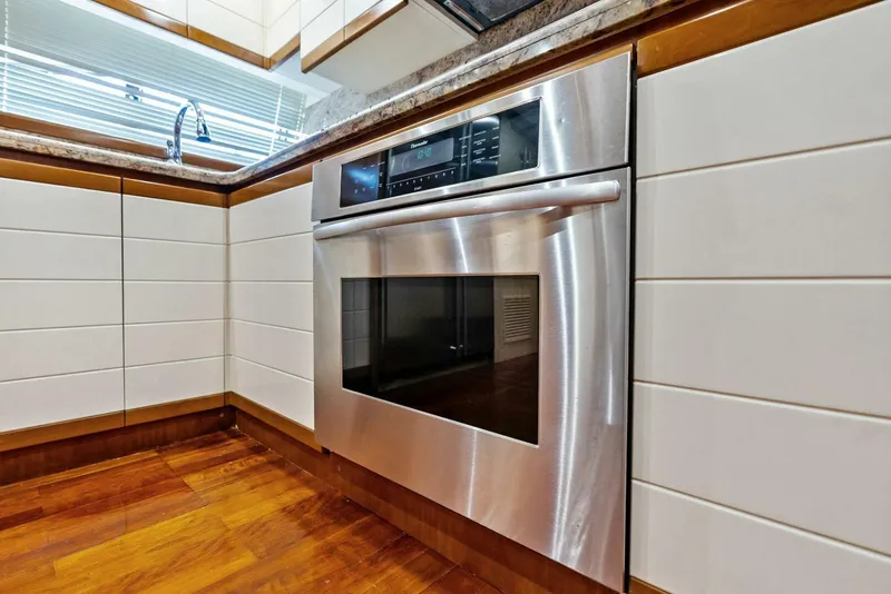 Slide: The Image of 2004 Ferretti 94 Motor Yacht - 5660534