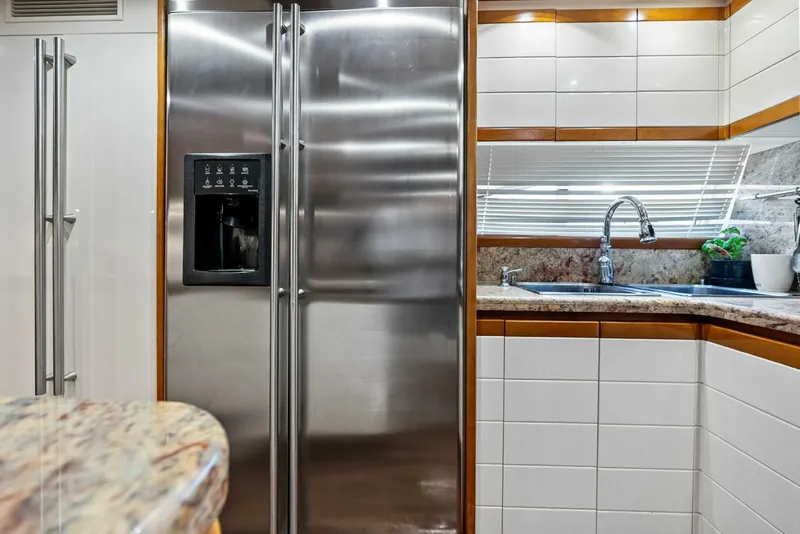 Slide: The Image of 2004 Ferretti 94 Motor Yacht - 5660536