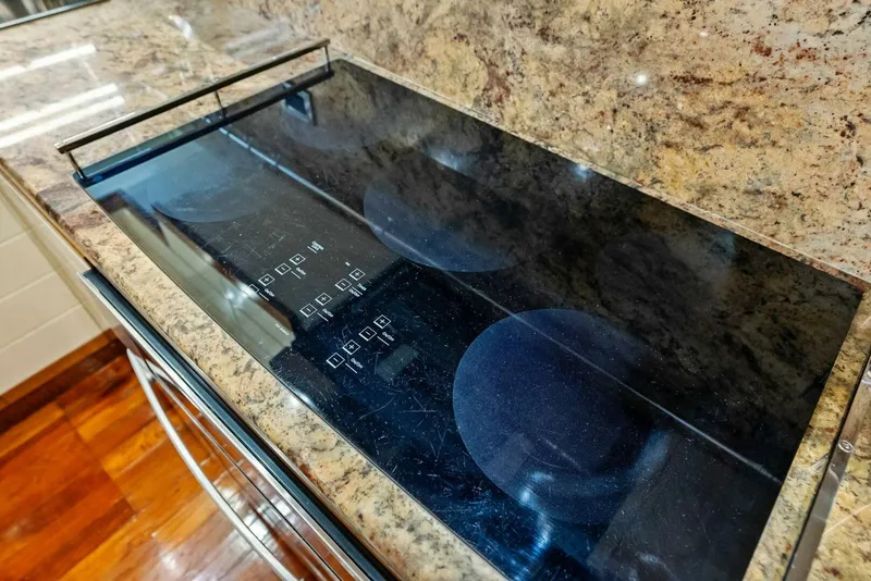 Slide: The Image of 2004 Ferretti 94 Motor Yacht - 5660533