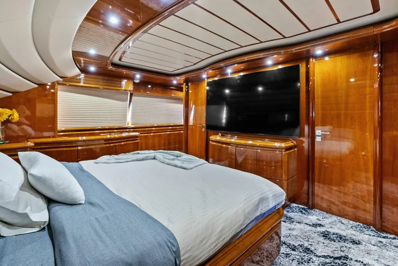 Slide: The Image of 2004 Ferretti 94 Motor Yacht - 5660547