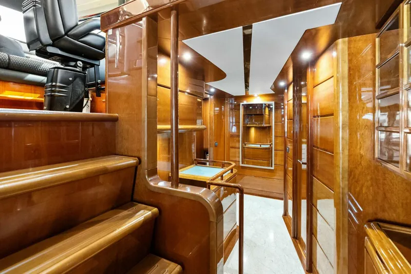 Slide: The Image of 2004 Ferretti 94 Motor Yacht - 5660559