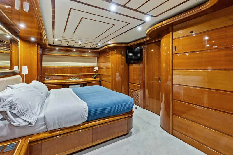 Slide: The Image of 2004 Ferretti 94 Motor Yacht VIP Stateroom - 5660563