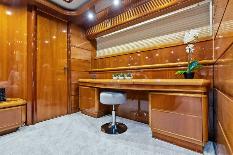 Slide: The Image of 2004 Ferretti 94 Motor Yacht - 5660565
