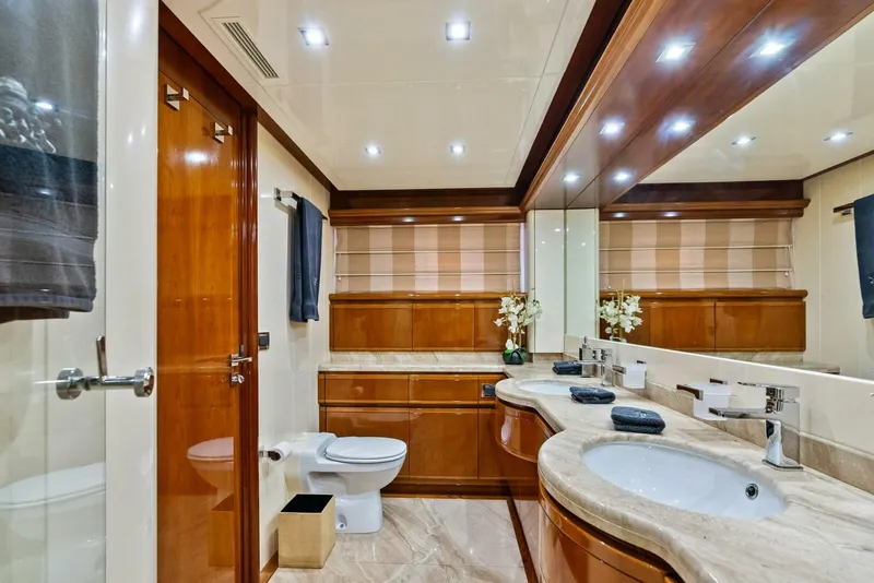 Slide: The Image of 2004 Ferretti 94 Motor Yacht - 5660571