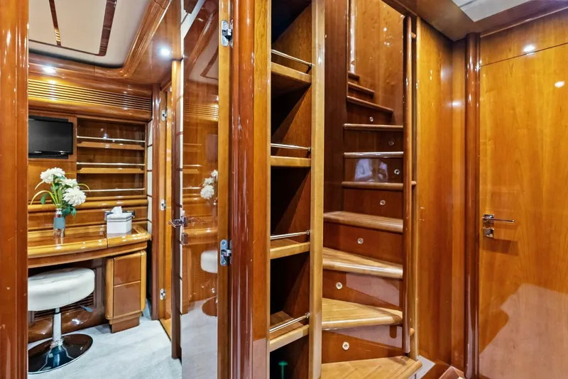 Slide: The Image of 2004 Ferretti 94 Motor Yacht - 5660572