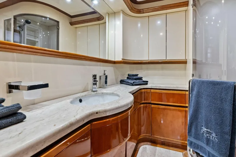 Slide: The Image of 2004 Ferretti 94 Motor Yacht - 5660579