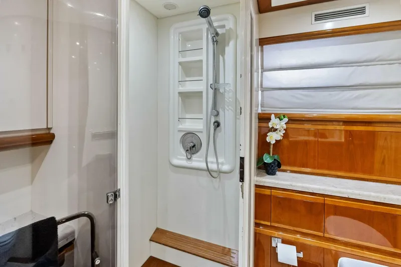 Slide: The Image of 2004 Ferretti 94 Motor Yacht - 5660581