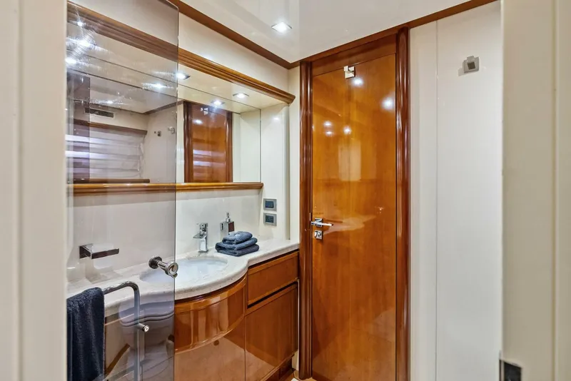 Slide: The Image of 2004 Ferretti 94 Motor Yacht - 5660590