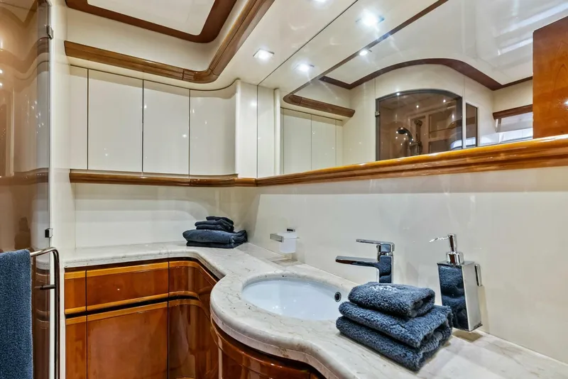 Slide: The Image of 2004 Ferretti 94 Motor Yacht - 5660591