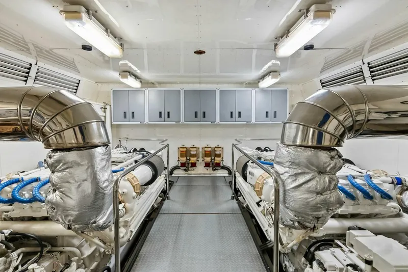 Slide: The Image of 2004 Ferretti 94 Motor Yacht - 5660596