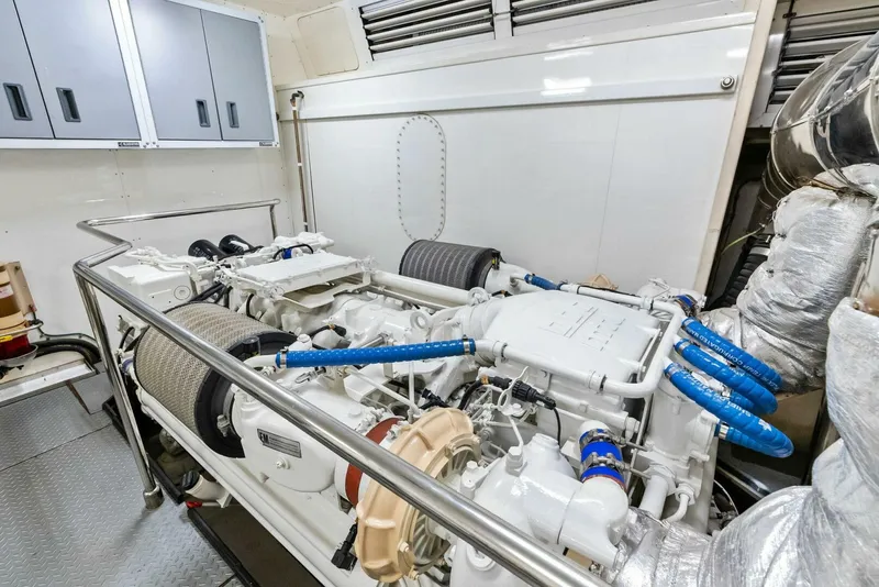 Slide: The Image of 2004 Ferretti 94 Motor Yacht - 5660598