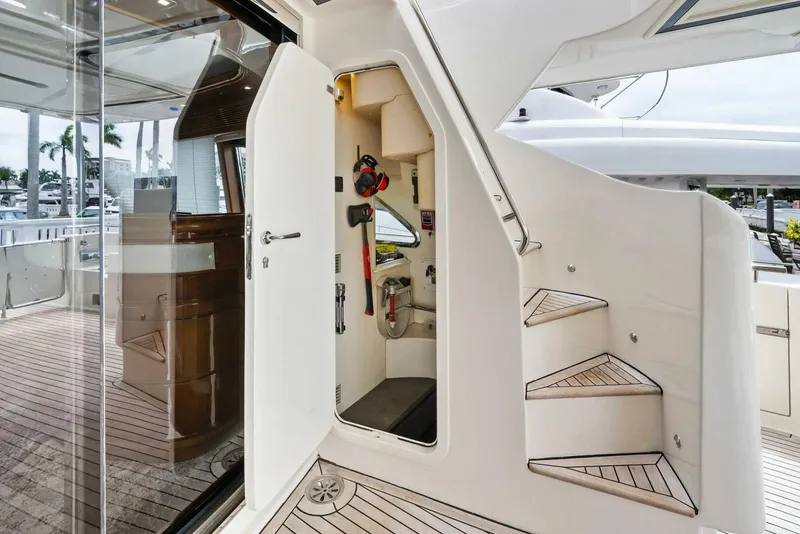 Slide: The Image of 2004 Ferretti 94 Motor Yacht - 5660517