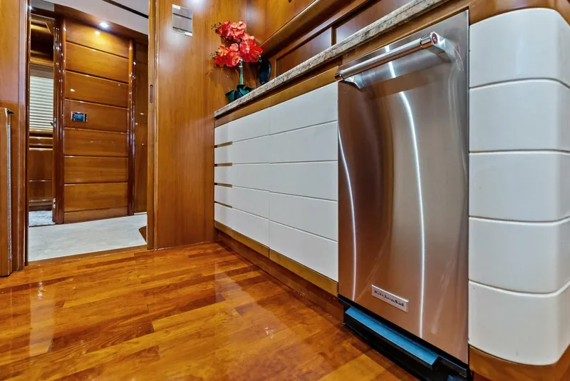 Slide: The Image of 2004 Ferretti 94 Motor Yacht - 5660539