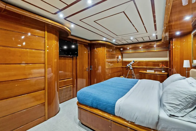Slide: The Image of 2004 Ferretti 94 Motor Yacht - 5660564