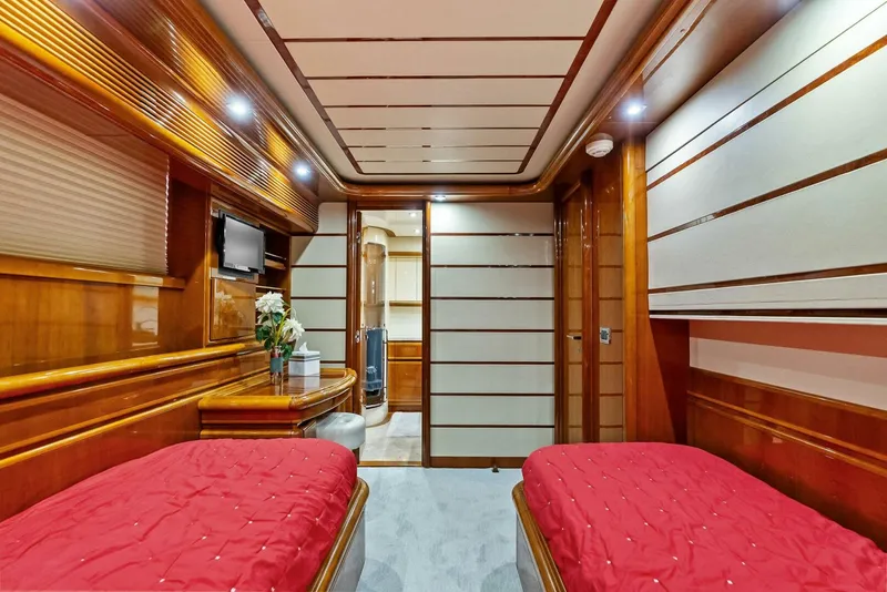 Slide: The Image of 2004 Ferretti 94 Motor Yacht - 5660585